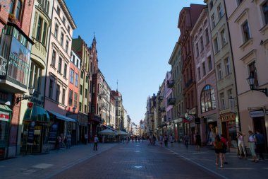 Torun, Polonya - Eylül 2016 yaklaşık: tanımlanamayan insanlar yürümek Torun Old Town sokaklarında