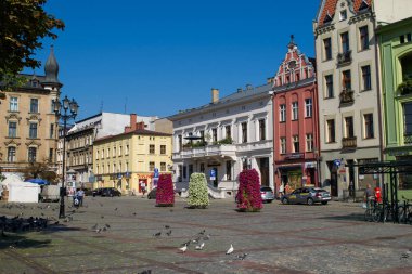 Torun, Polonya - Eylül 2016 yaklaşık: tanımlanamayan insanlar yürümek-den geçerek Torun yeni kasaba pazar meydanında