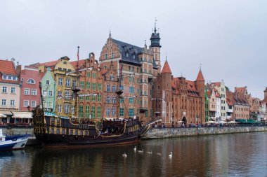 Gdansk, Polonya - 11 Eylül 2016: tanımlanamayan insanlar yürümek geçmiş limanda Motlawa Nehri boyunca Gdansk ana şehrin geleneksel yapılar