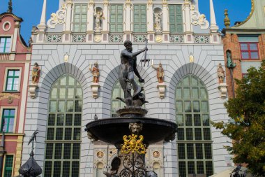 Gdansk, Polonya - 11 Eylül 2016: Neptün ün çeşme ana şehir Gdansk Artus Mahkemesi binası önünde