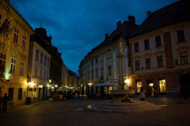 Ljubljana, Slovenya - 30 Eylül 2016: tanımlanamayan insanlar yürüyüş boyunca Ljubljana eski kentte eski Pazar geceleri