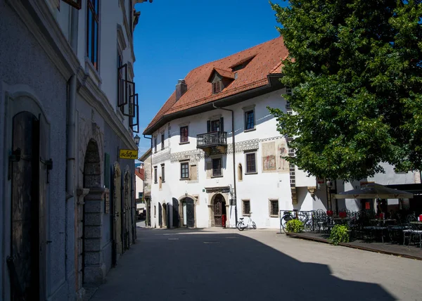 Skofja Loka, Slovenya - Temmuz 2016 yaklaşık: tanımlanamayan insanlar yürümek Homan ev cephe