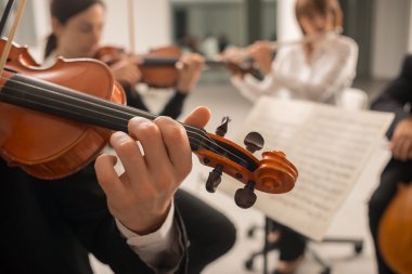 Kendine güvenen kemancı instrumen oynarken