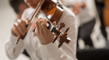 Yetenekli kemancı ile orkestranın çaldığı