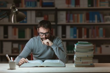 Kendine güvenen öğrenci kitap okuma