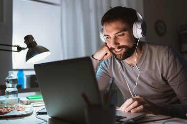 Yakışıklı adam gece geç saatte bağlanma