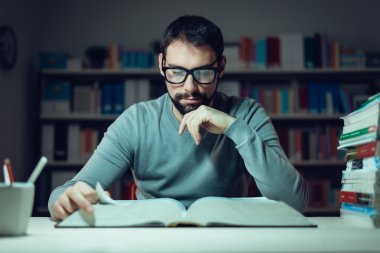 Kendine güvenen öğrenci kitap okuma