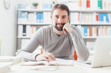 Ofiste çalışan gülümseyen adam