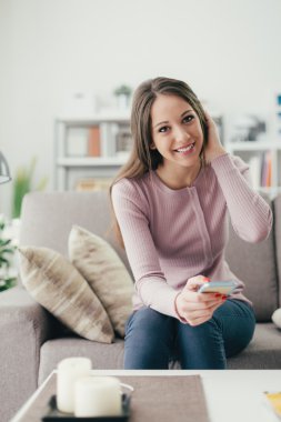 Akıllı Telefon Kullanan Şirin Kız