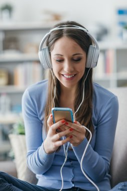 Kız onun smartphone ile müzik dinlemek