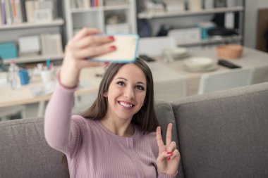 Akıllı Telefon Kullanan Şirin Kız