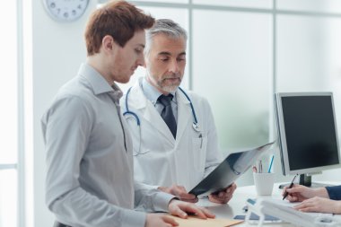 Doktor röntgeni inceliyor.