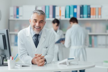 Resepsiyon Masası, kendinden emin doktor
