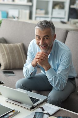 Kendine güvenen işadamı evde