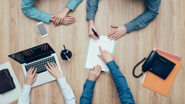 bir sözleşme imzalamadan Çift