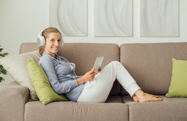 Dijital tablet kullanan kadın