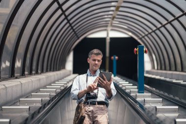 Tablet kullanma yürüyen adam