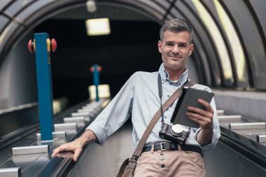 Yürüyen merdiven üzerinde turist