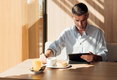 İşadamı kafede dinlendirici