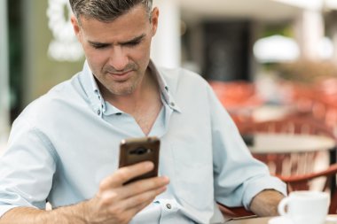 Erkekler manifatura bir cep telefonu ile