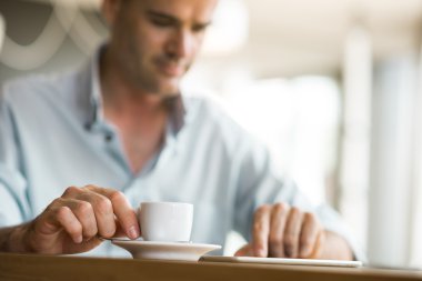 İş adamı kahve molası veriyor.