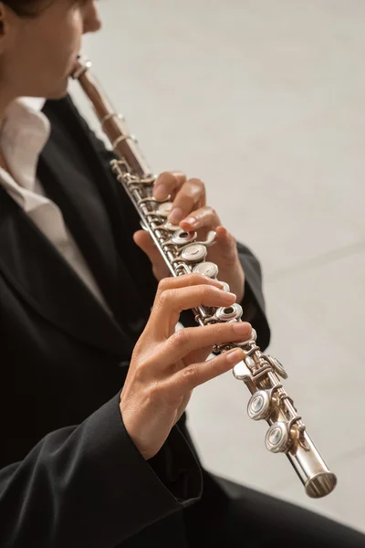 Mulher tocando flauta transversal — Fotografia de Stock