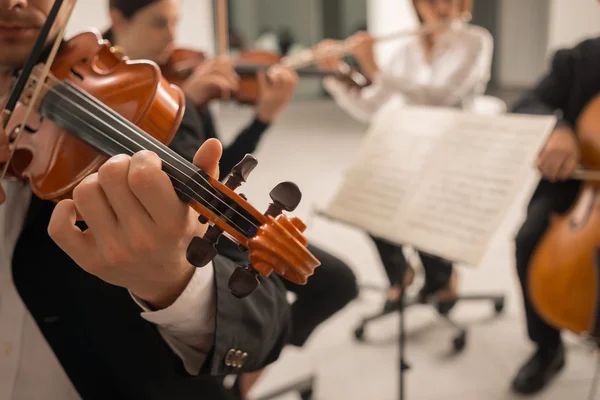 Violinist performing on stage — Stock Photo, Image