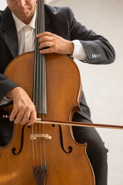 Profesionální violoncellista hraje jeho nástroj — Stock fotografie