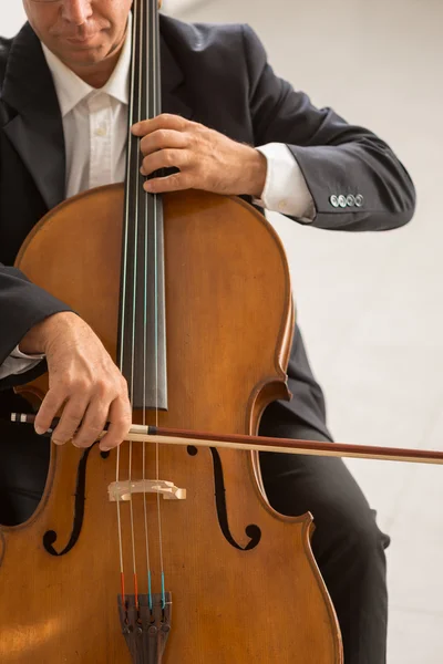 Violoncellista professionista che suona il suo strumento — Foto Stock