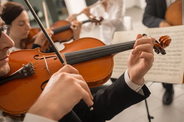 Violinista executando com folha de música — Fotografia de Stock