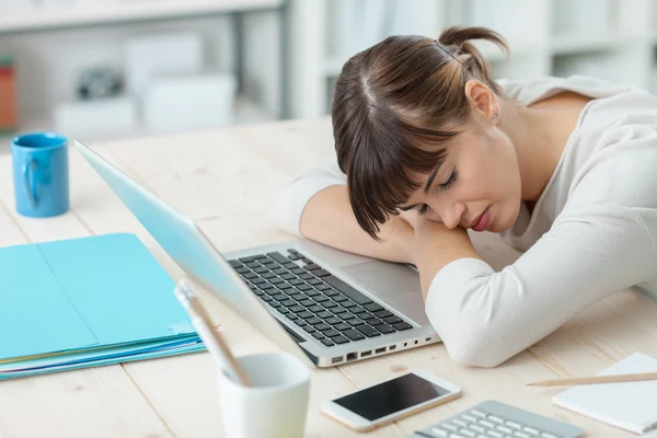 Mujer durmiendo en el trabajo —  Fotos de Stock