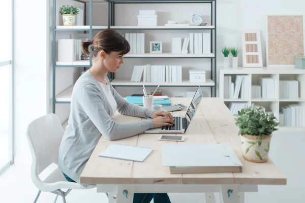 Empresária confiante trabalhando na mesa — Fotografia de Stock