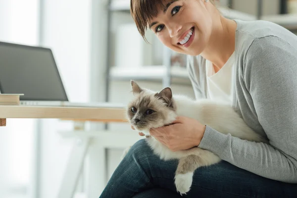 Woman cuddling her lovely cat — Stock Photo, Image