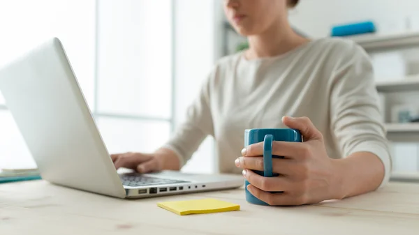 Femme faisant une pause café et réseautage — Photo