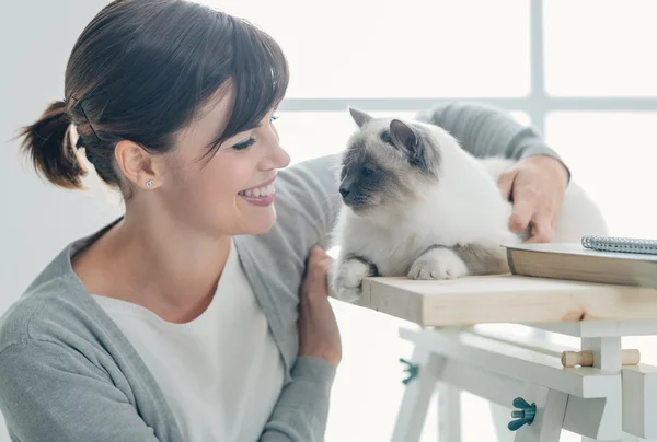 Young woman with her lovely cat — Stock Photo, Image