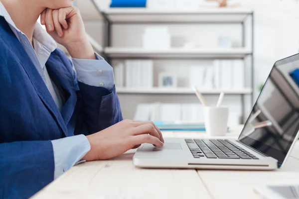 Ejecutivo trabajando en el escritorio — Foto de Stock