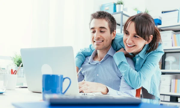 Casal jovem em casa usando laptop — Fotografia de Stock