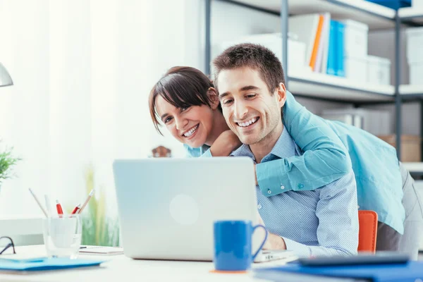Young couple at home using laptop — Stock Photo, Image
