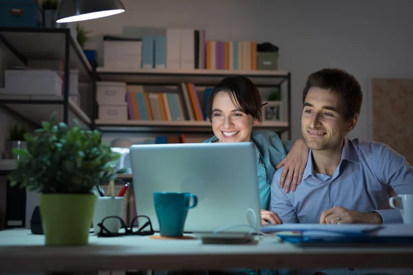 Feliz jovem casal usando laptop — Fotografia de Stock