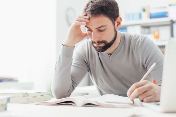 Mann lernt in der Bibliothek — Stockfoto