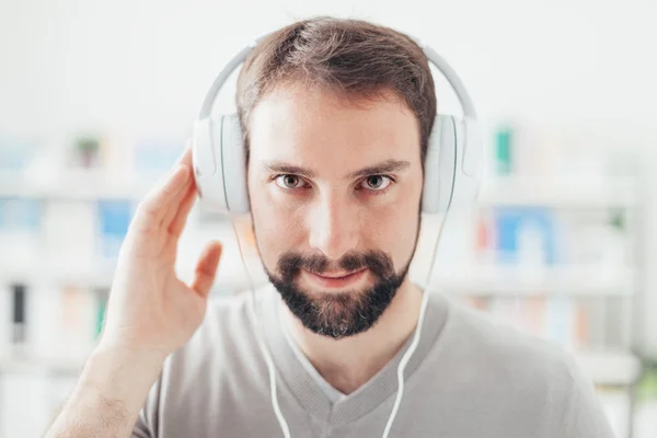 Jongeman die naar muziek luistert — Stockfoto