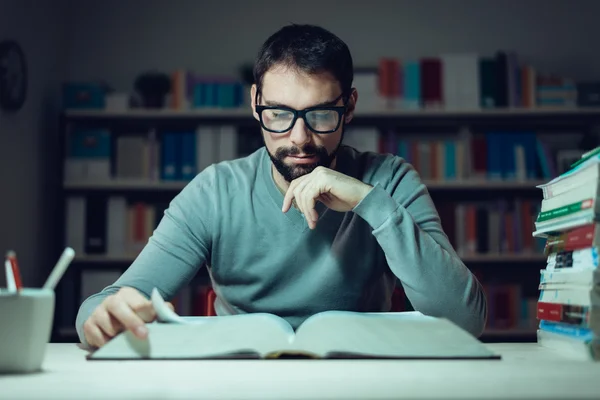Selbstbewusster Schüler liest ein Buch — Stockfoto