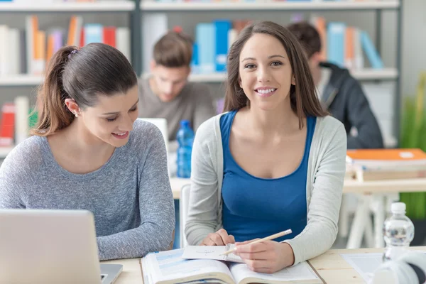 Kvinnliga studenter som studerar tillsammans — Stockfoto