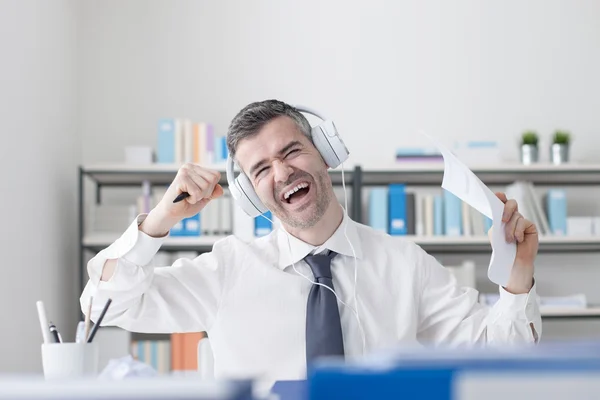 Веселый бизнесмен слушает музыку — стоковое фото