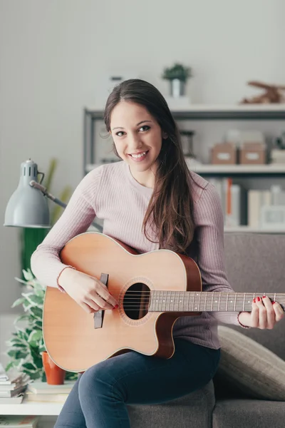 Ragazza che suona la chitarra a casa — Foto Stock