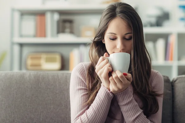 Flicka med en kopp kaffe hemma — Stockfoto