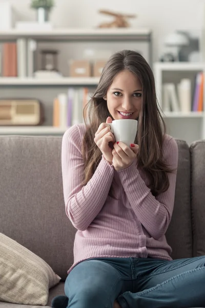 Flicka med en kopp kaffe hemma — Stockfoto