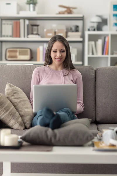 Jovem mulher usando um laptop — Fotografia de Stock