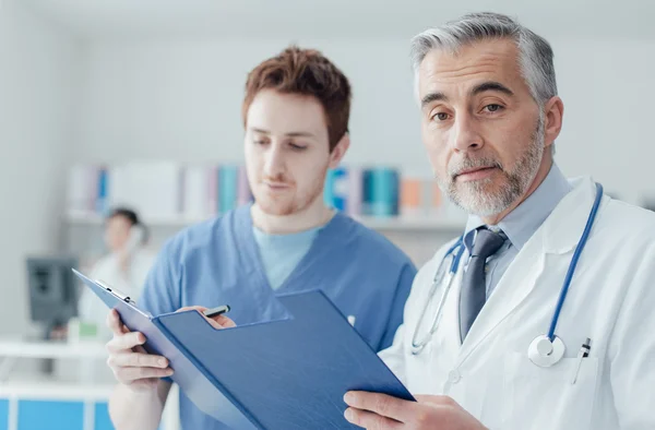 Médecin examinant les dossiers médicaux — Photo