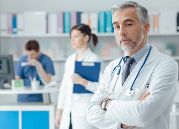 Zeker dokter met gekruiste armen — Stockfoto